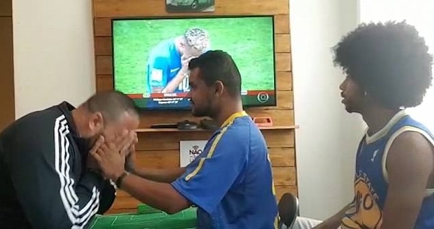 CĐV Brazil giúp bạn khiếm thị xem bóng đá ảnh 4 CDV Brazil giup ban khiem thi xem bong da anh 4