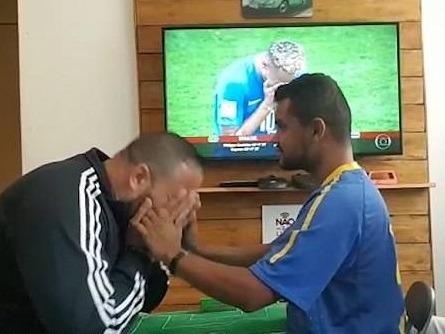 Cach xem bong da doc dao cua chang trai Brazil khiem thi hinh anh