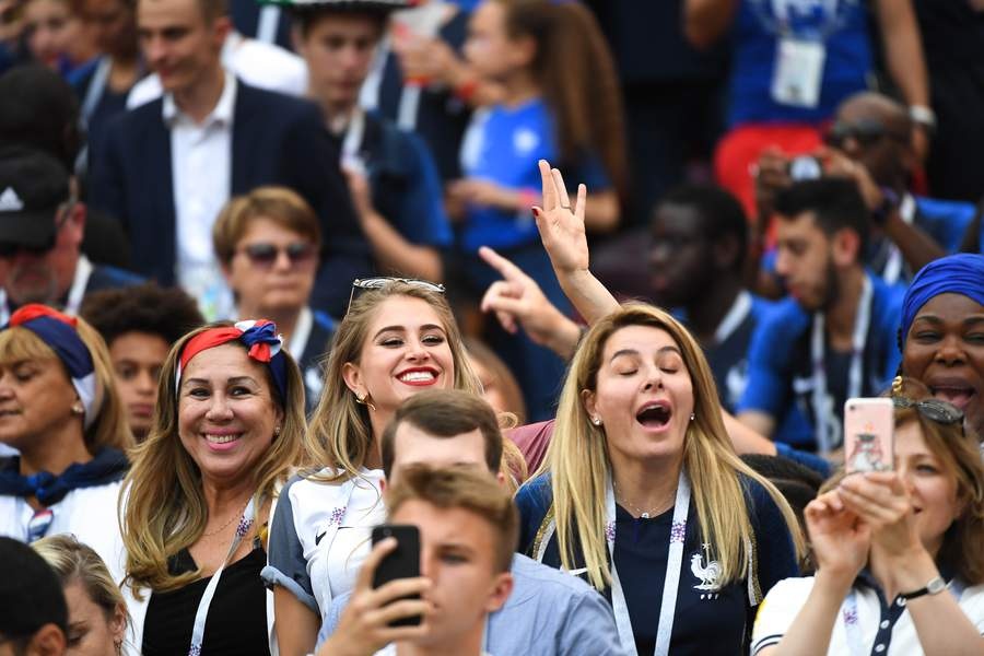 bạn gái Pogba xinh đẹp ở khán đài ảnh 8 ban gai Pogba xinh dep o khan dai anh 8