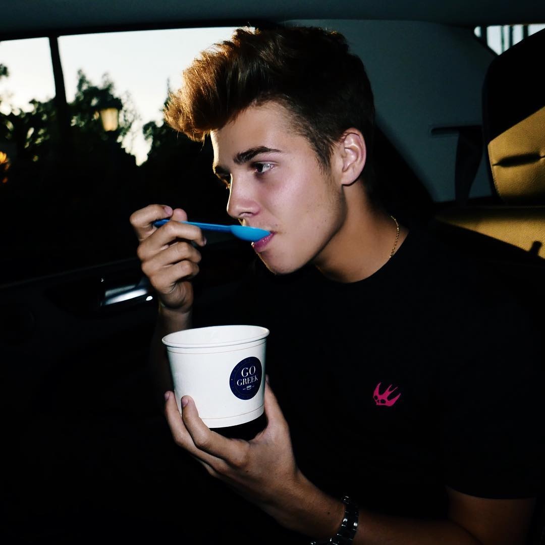 Hoang tu Hy Lap dien trai anh 11