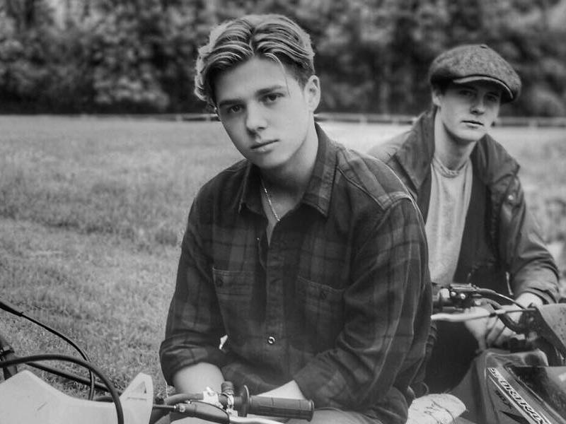 Hoang tu Hy Lap khoe clip tap ban cung tren mang hinh anh