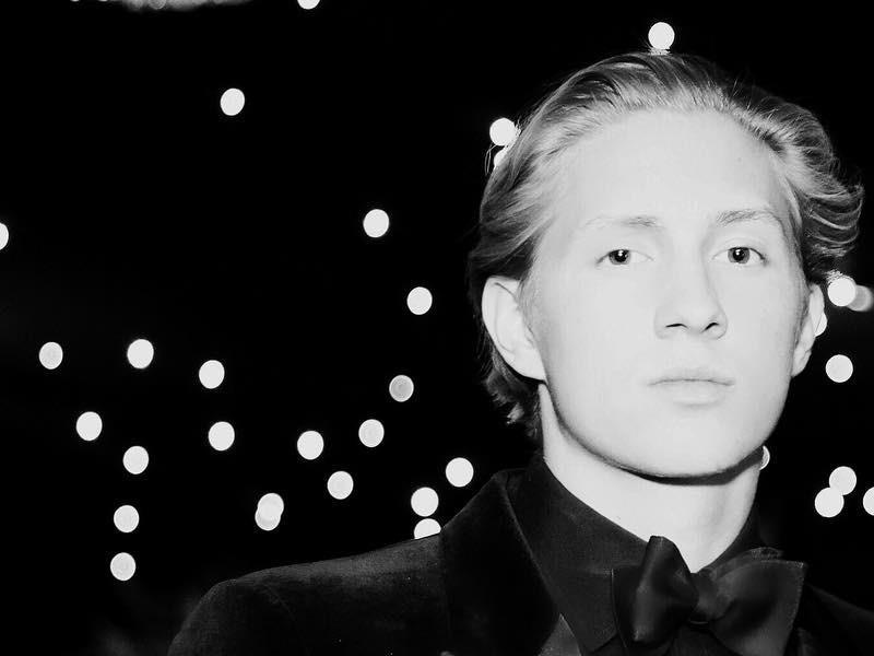 Hoang tu Hy Lap dien trai tro tai danh dan piano hinh anh