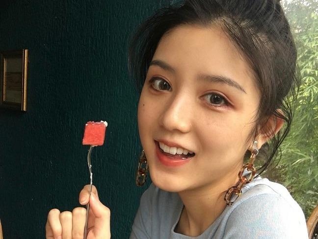 Hot girl Trung Quoc gioi thieu my pham hinh anh