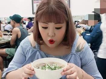 'Thanh an' Yang Soo Bin vua den Sai Gon, hao hung khoe anh an pho hinh anh