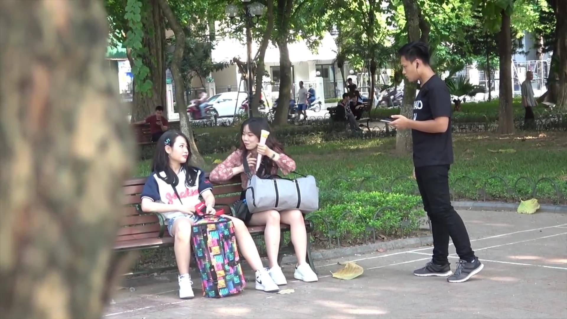 nhóm bạn trẻ bị ném đá vì quay video vu oan  ảnh 2 nhom ban tre bi nem da vi quay video vu oan anh 2