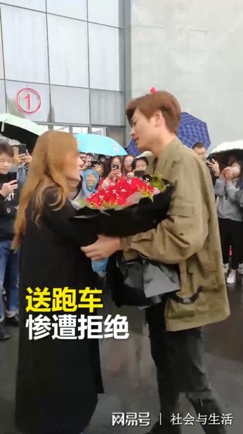 thiếu gia nhà giàu mang siêu xe đi cầu hôn ảnh 2 thieu gia nha giau mang sieu xe di cau hon anh 2