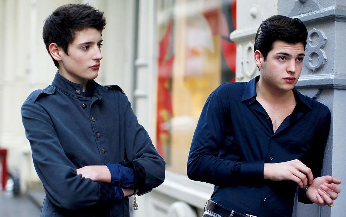 Cap anh em nguoi mau dep trai, thuoc hoi con nha ty phu o My hinh anh