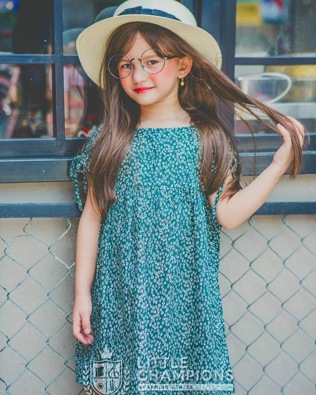 cô bé Tây đáng yêu làm thông dịch viên cho mẹ ảnh 1 co be Tay dang yeu lam thong dich vien cho me anh 1