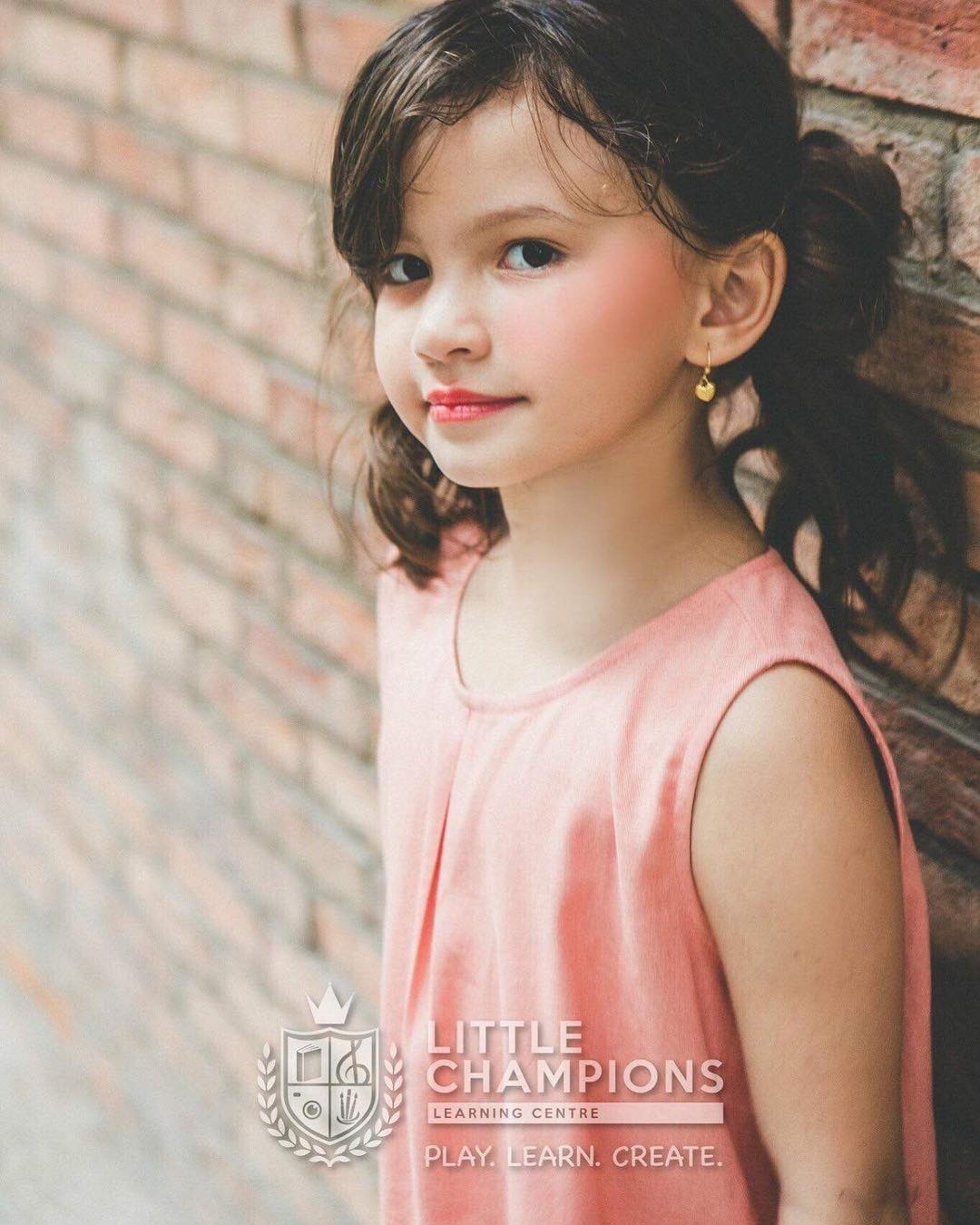 cô bé Tây đáng yêu làm thông dịch viên cho mẹ ảnh 2 co be Tay dang yeu lam thong dich vien cho me anh 2