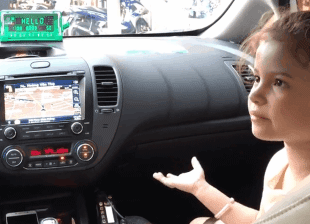Be gai Tay giup me giao tiep voi tai xe taxi Viet hinh anh