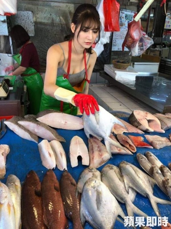 cô gái xinh đẹp nổi tiếng nhờ bán cá cho mẹ ảnh 1 co gai xinh dep noi tieng nho ban ca cho me anh 1