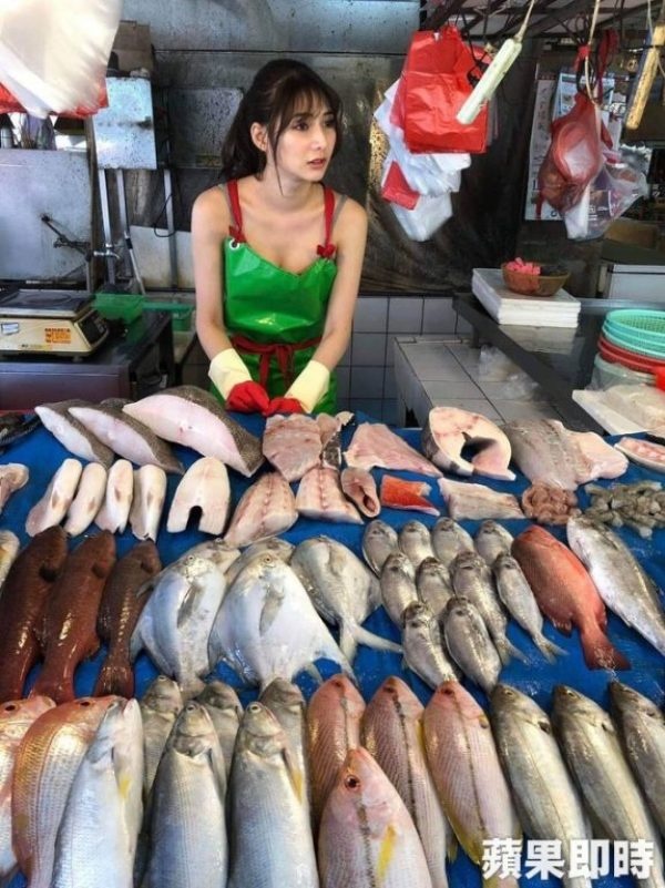 cô gái xinh đẹp nổi tiếng nhờ bán cá cho mẹ ảnh 2 co gai xinh dep noi tieng nho ban ca cho me anh 2