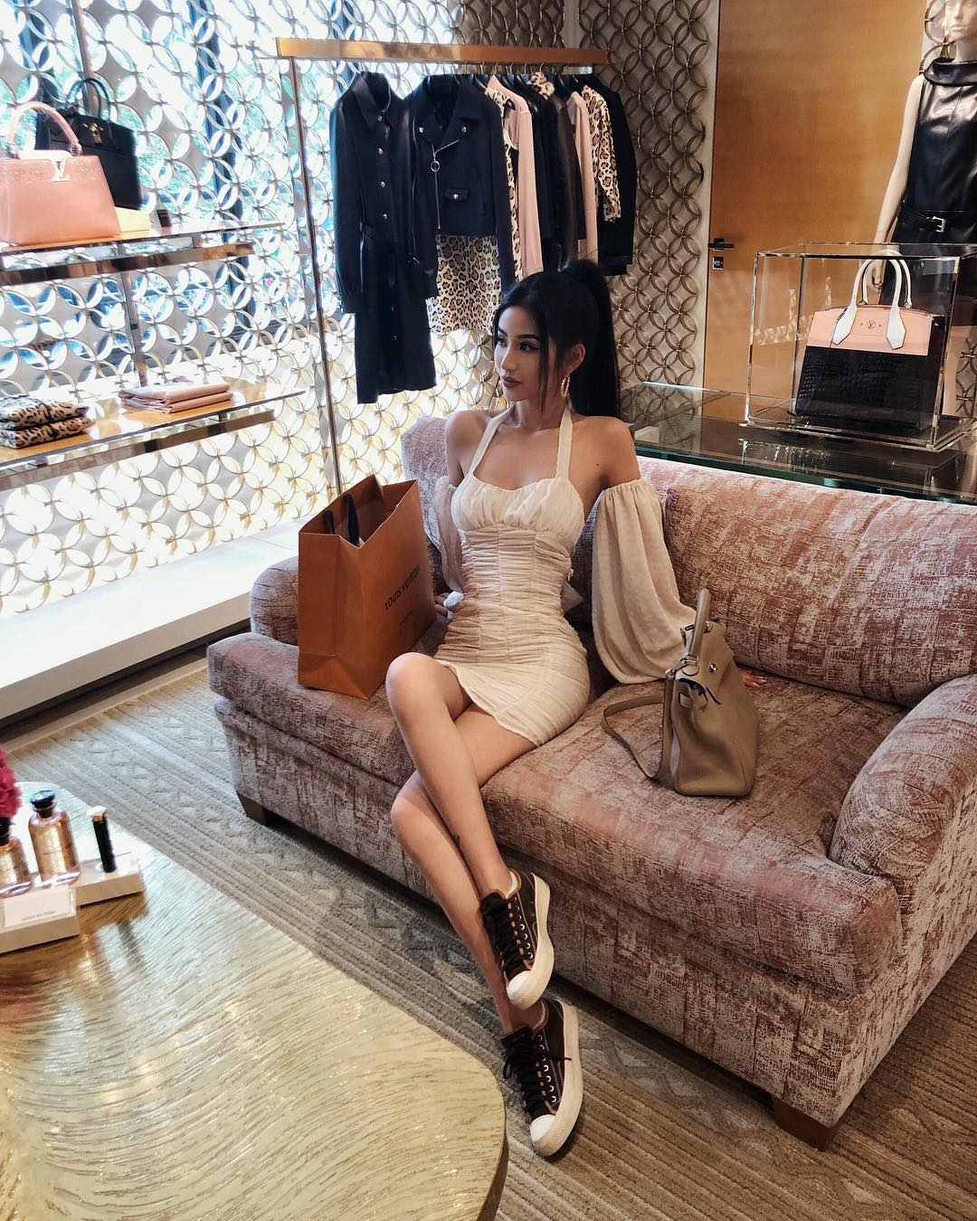 tieu thu hoi con nha giau Chau A anh 2