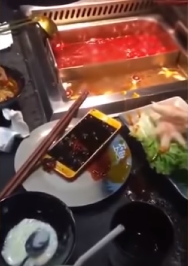 cô gái thả điện thoại bạn trai vào nồi lẩu ảnh 2 co gai tha dien thoai ban trai vao noi lau anh 2