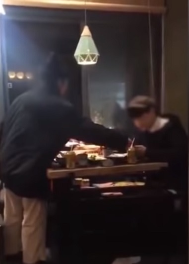 cô gái thả điện thoại bạn trai vào nồi lẩu ảnh 1 co gai tha dien thoai ban trai vao noi lau anh 1