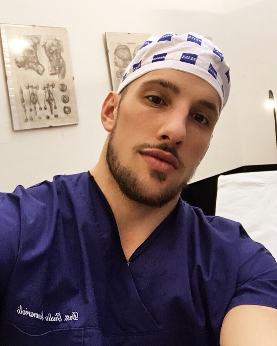 bac si phau thuat tham my dep trai anh 7