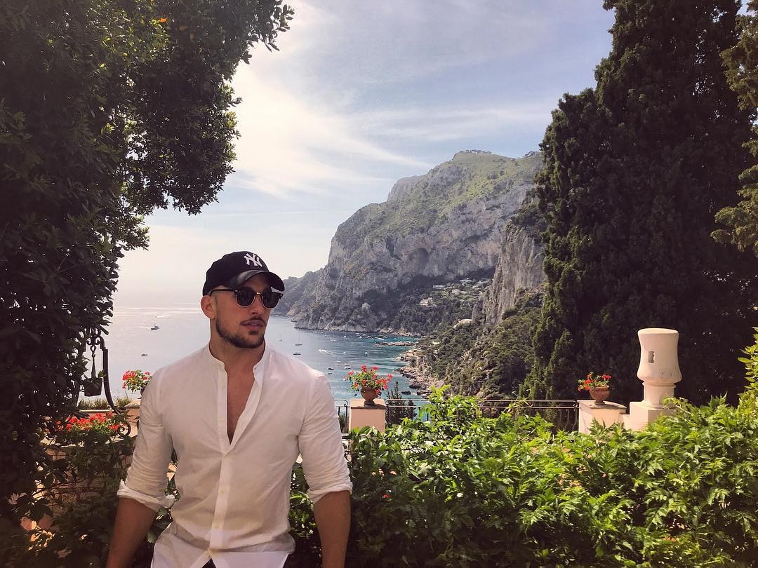 bac si phau thuat tham my dep trai anh 6