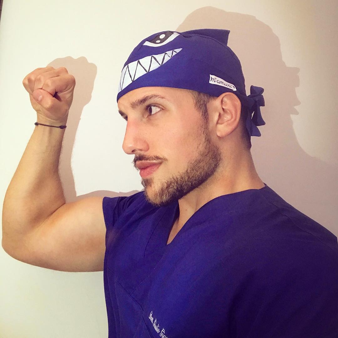 bac si phau thuat tham my dep trai anh 9