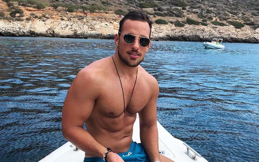 Bac si quan y 'hut khach' nho dep trai, cao 1,85 m, than hinh 6 mui hinh anh