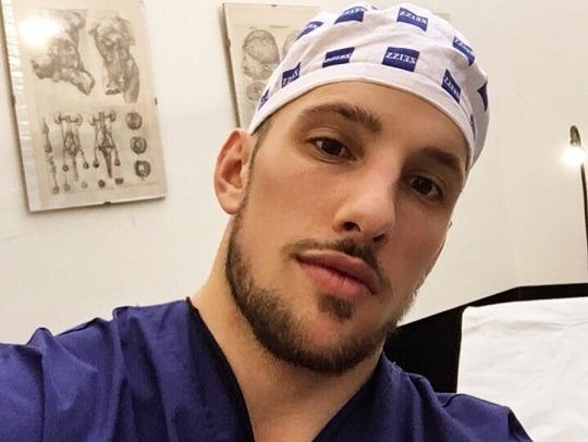 Bac si phau thuat tham my noi tieng tren mang vi dien trai hinh anh