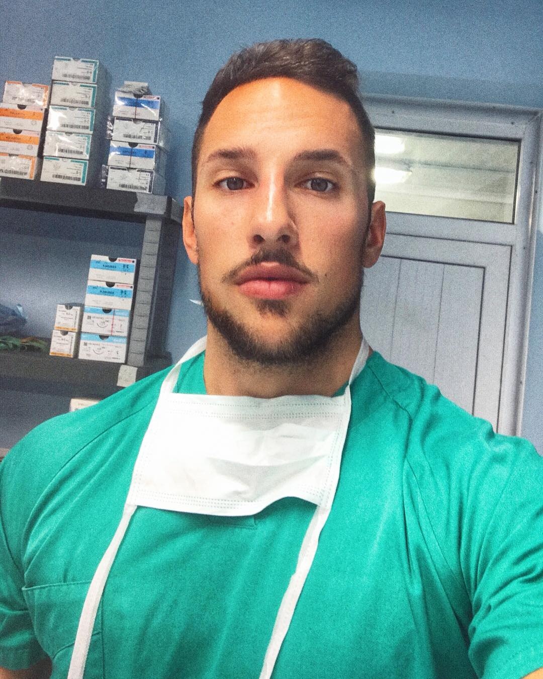 bac si phau thuat tham my dep trai anh 2