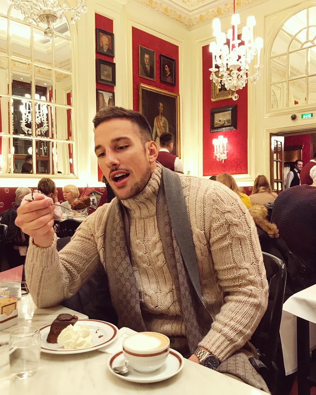 bac si phau thuat tham my dep trai anh 13