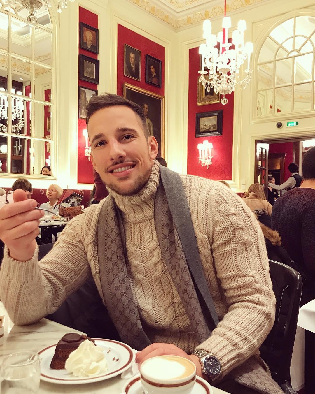 bac si phau thuat tham my dep trai anh 14