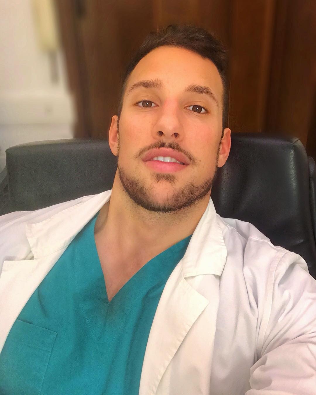 bac si phau thuat tham my dep trai anh 8