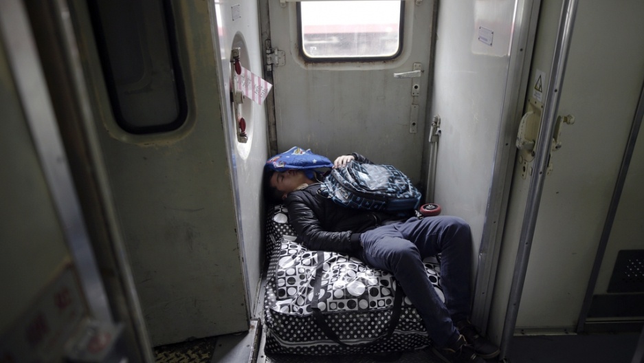 nguoi tre khong ve que an Tet anh 1