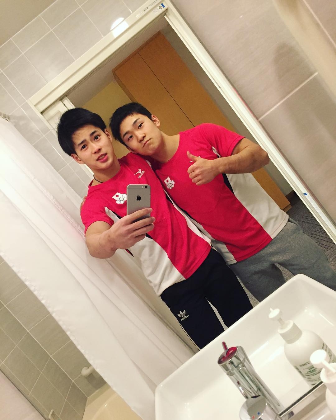 chang trai noi tieng nho hinh anh khoe 6 mui anh 4