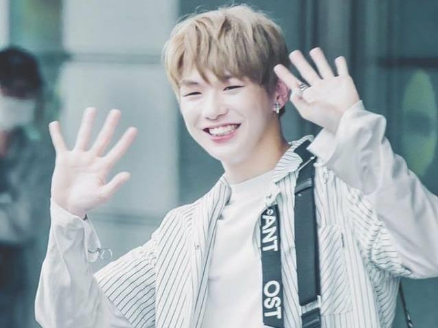 Thoi trang san bay an tuong cua Kang Daniel hinh anh