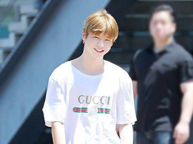 Dien do he dep nhu Kang Daniel: Ao phong, quan jeans cung nen chuyen hinh anh