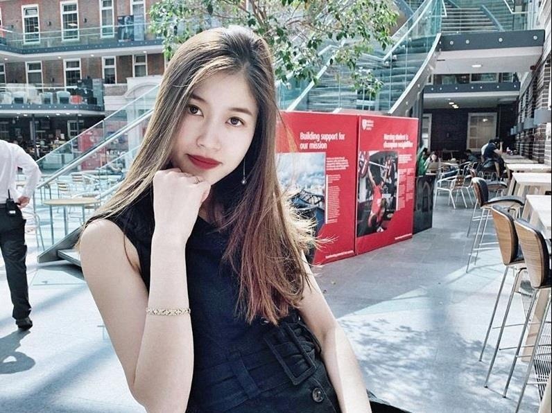 Ban gai cau thu CLB Ha Noi khoe dang chuan o troi Tay hinh anh