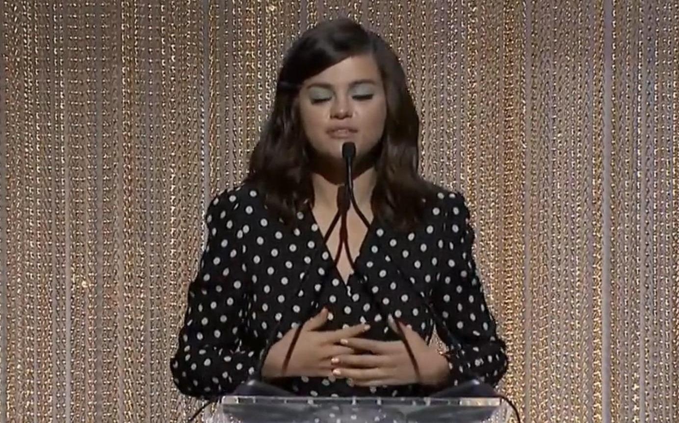 Selena Gomez dien vay cham bi trong mot su kien hinh anh