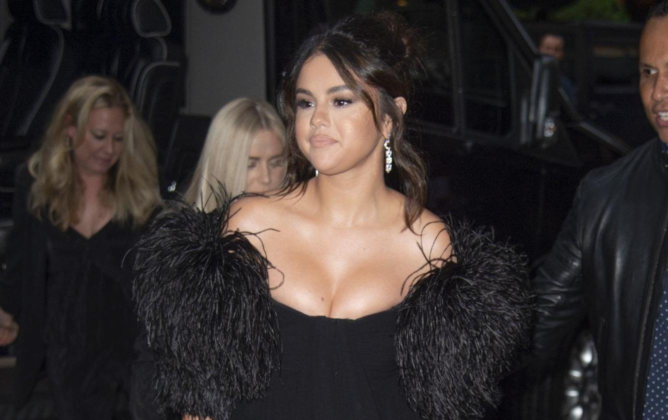 Selena Gomez luon xinh dep du mac do binh dan hay hang hieu hinh anh