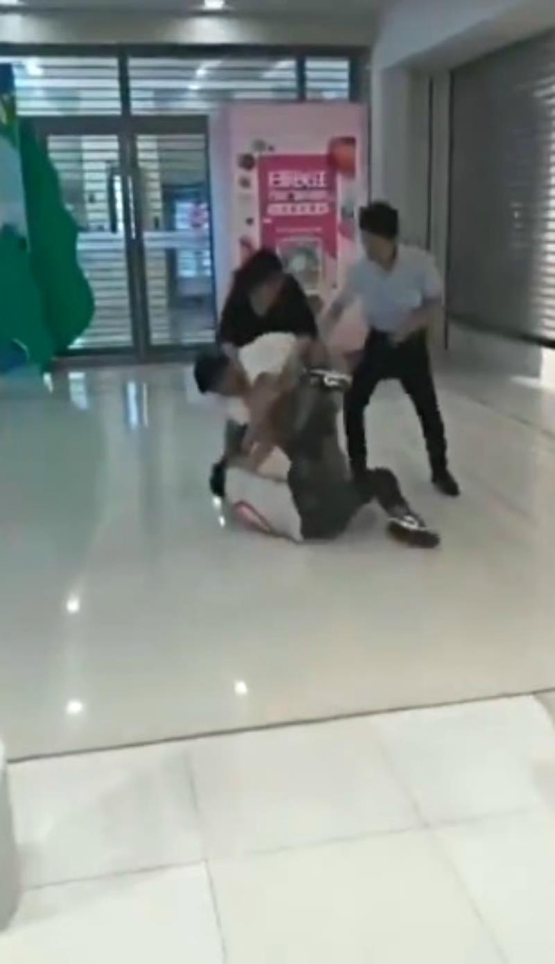 hỗn chiến ở cửa hàng Uniqlo Trung Quốc ảnh 2 hon chien o cua hang Uniqlo Trung Quoc anh 2