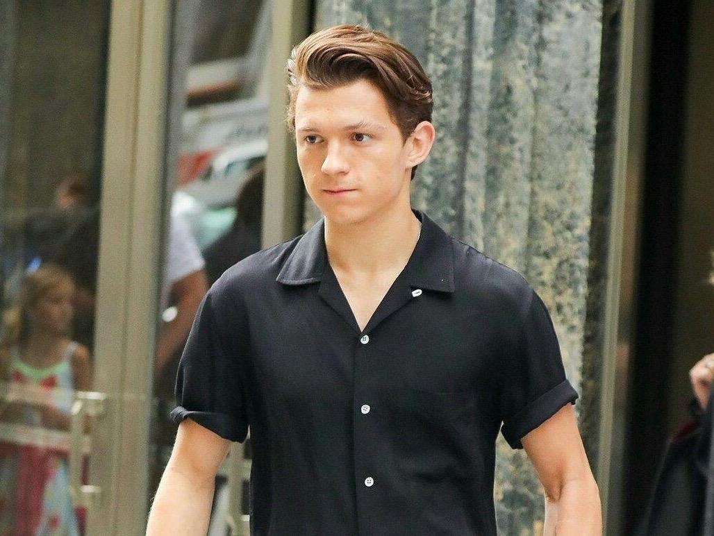 'Nguoi Nhen' mac ao phong, quan jeans don gian cung du dep trai hinh anh