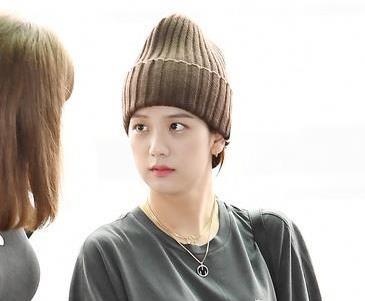 Set do 'doi mu len giua mua he' cua Jisoo o san bay toan la hang hieu hinh anh