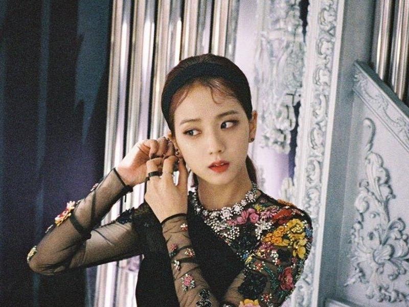 Ve dep thuan khiet cua Jisoo trong bo anh tap chi hinh anh