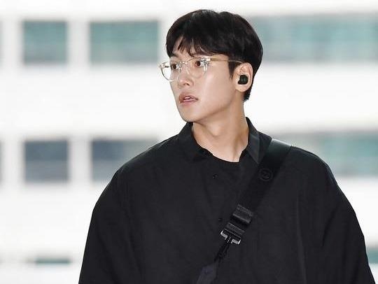 Ji Chang Wook dien ca cay den, di giay hiem khi den Ha Noi hinh anh