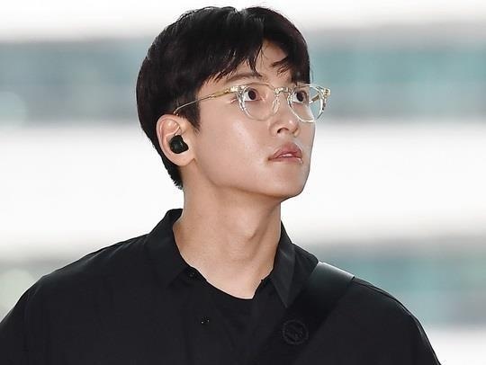 Ji Chang Wook than thien voi fan tai san bay Noi Bai hinh anh