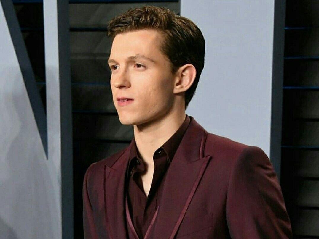 Tom Holland mac ca cay mau do dun khi tra loi phong van hinh anh