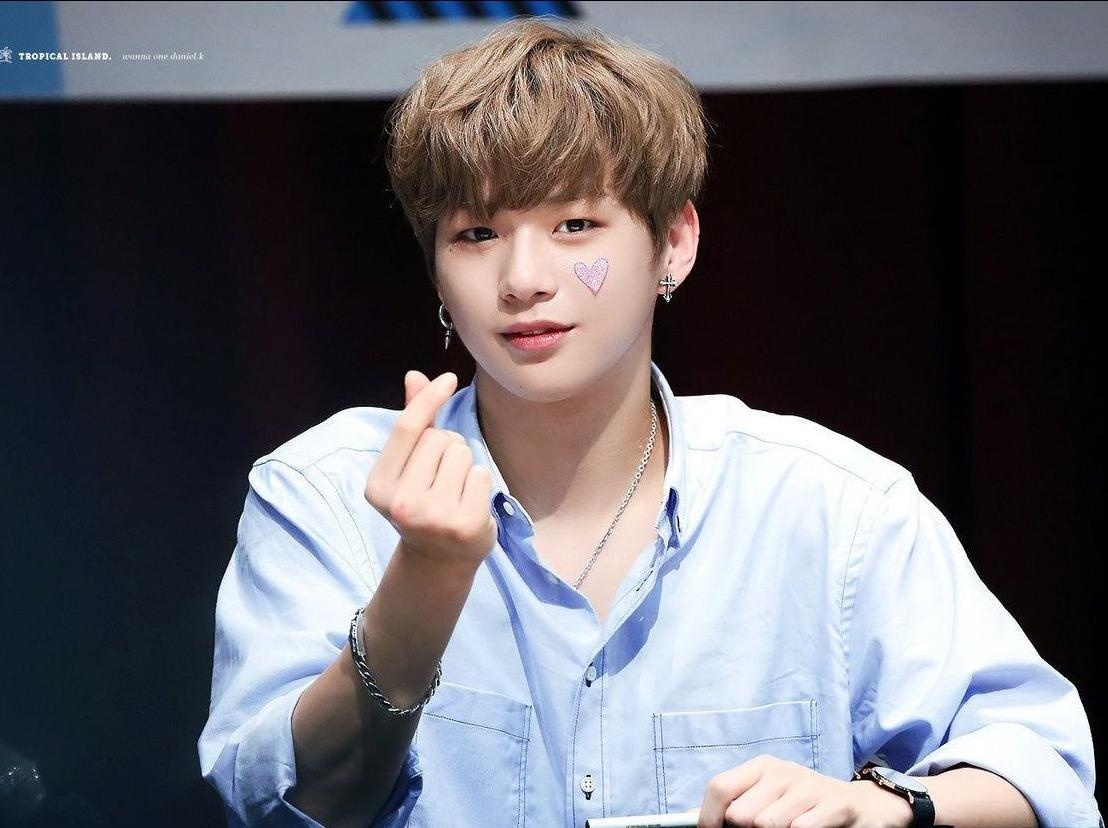 Kang Daniel mac gi het nay, giup nhan hang tang den 700% doanh thu hinh anh
