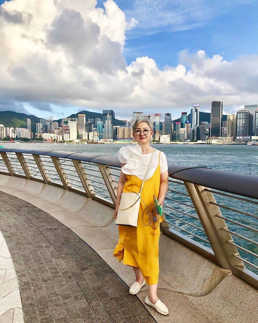 Ba lao 70 tuoi co phong cach an mac tre trung,  sanh dieu anh 2