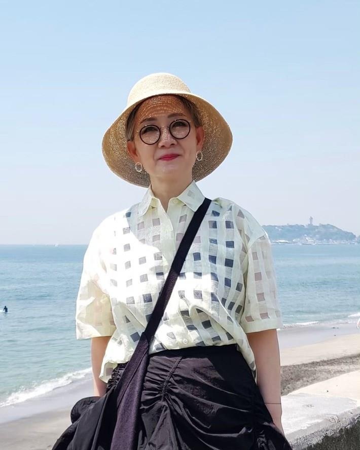 Ba lao 70 tuoi co phong cach an mac tre trung,  sanh dieu anh 14