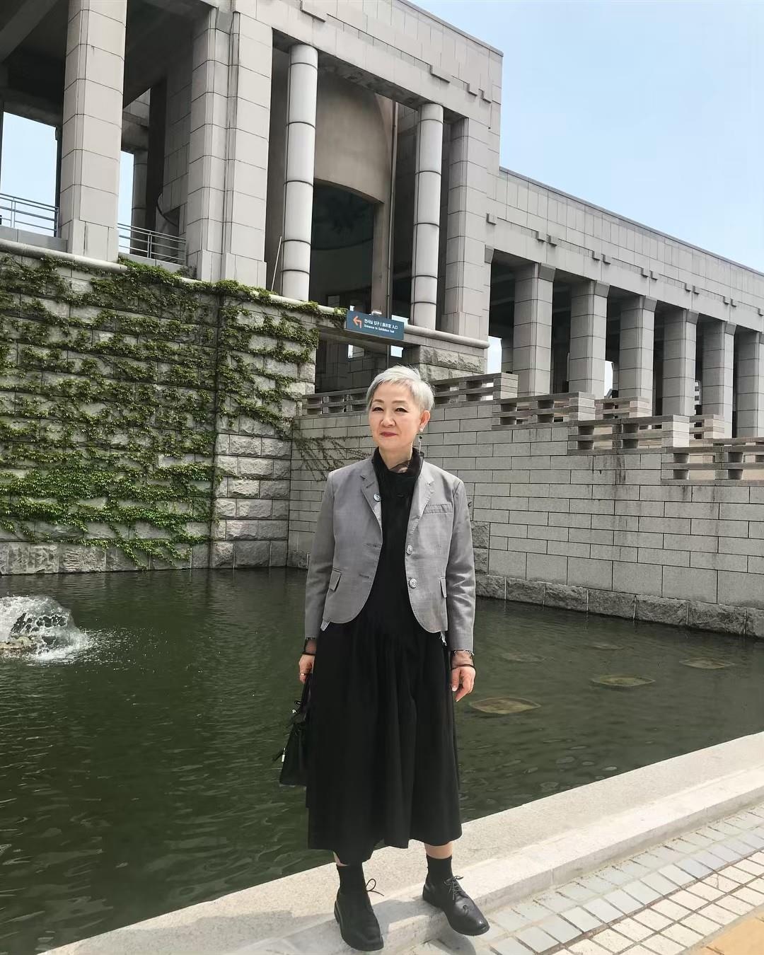 Ba lao 70 tuoi co phong cach an mac tre trung,  sanh dieu anh 5