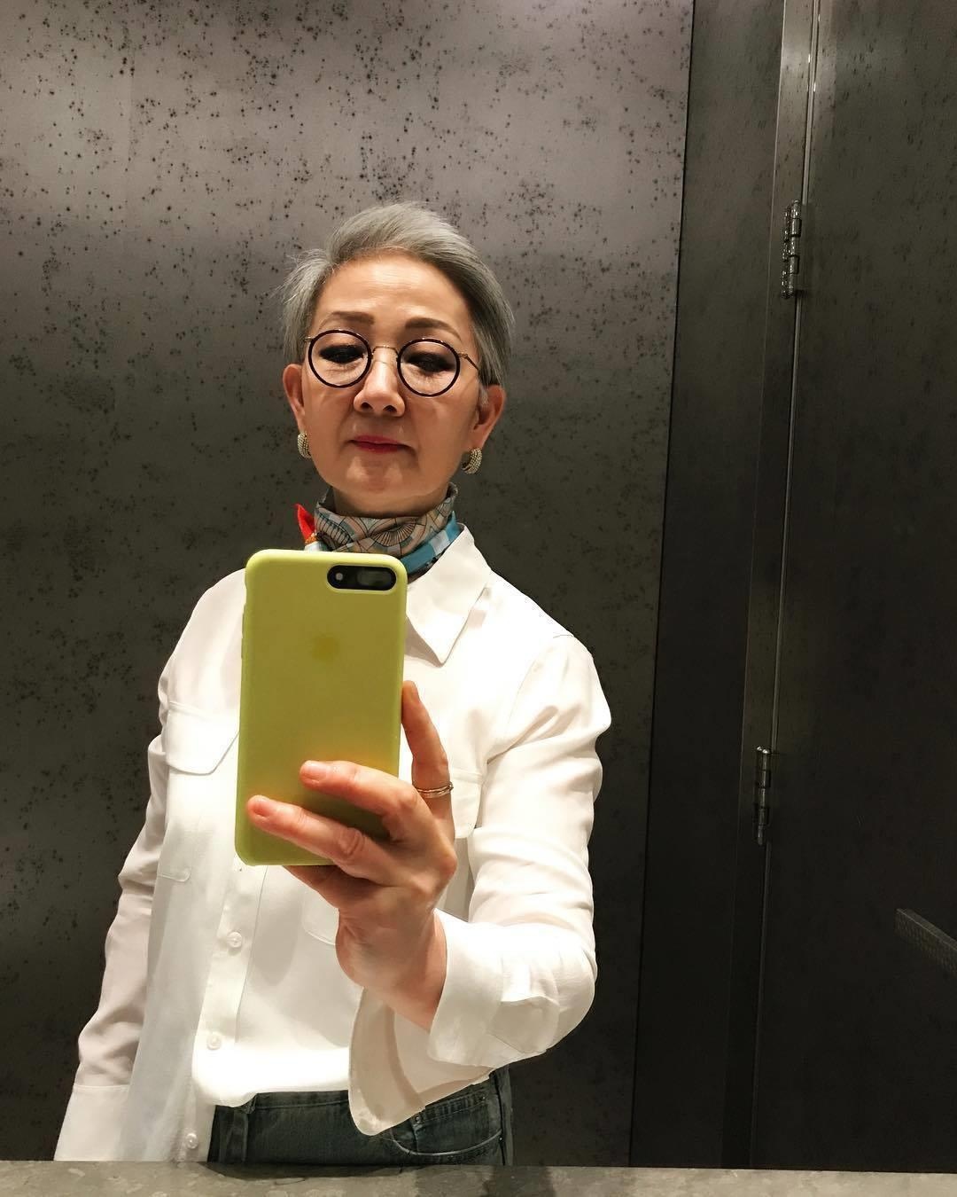 Ba lao 70 tuoi co phong cach an mac tre trung,  sanh dieu anh 15