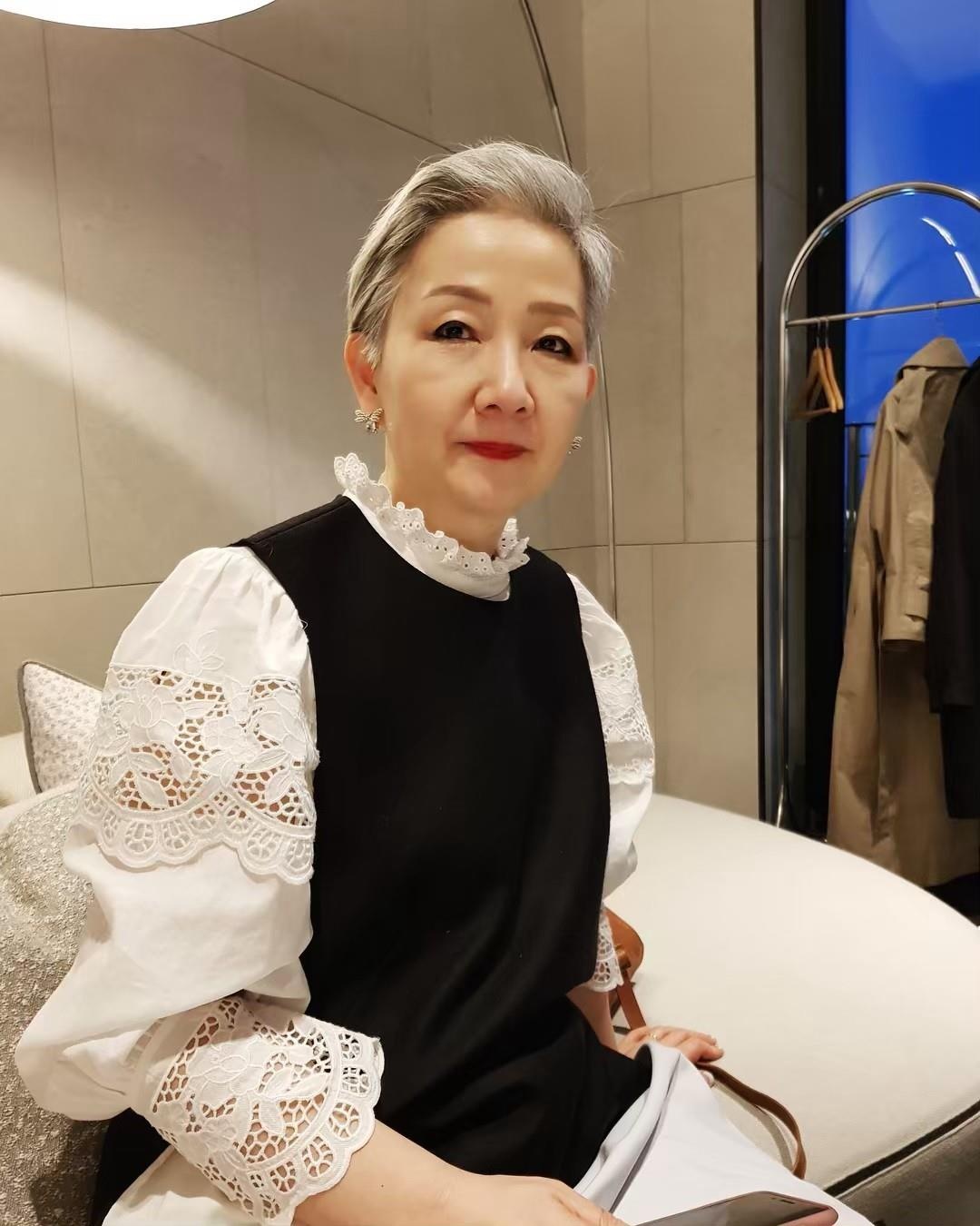 Ba lao 70 tuoi co phong cach an mac tre trung,  sanh dieu anh 1