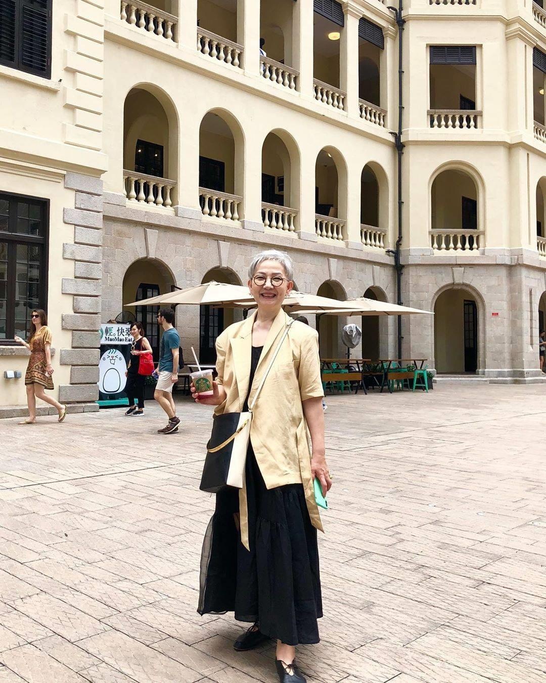 Ba lao 70 tuoi co phong cach an mac tre trung,  sanh dieu anh 4