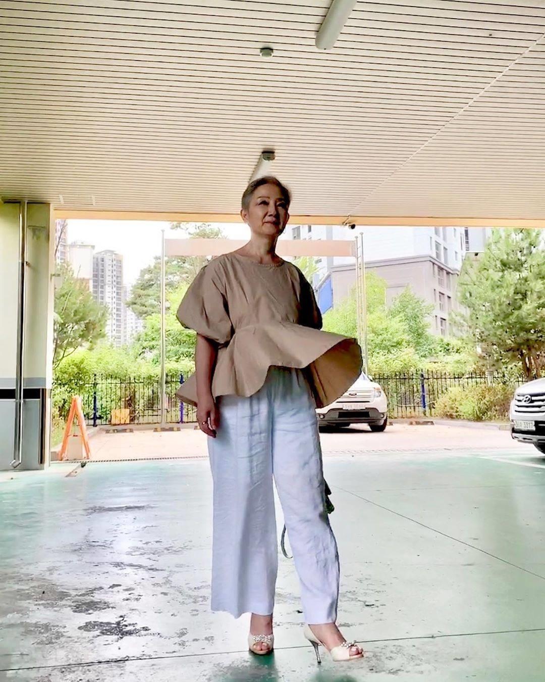 Ba lao 70 tuoi co phong cach an mac tre trung,  sanh dieu anh 11